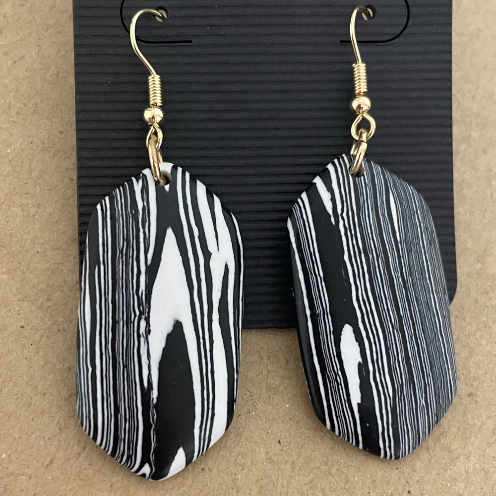🎉❤️Elise Black and White Natural Stone Earrings